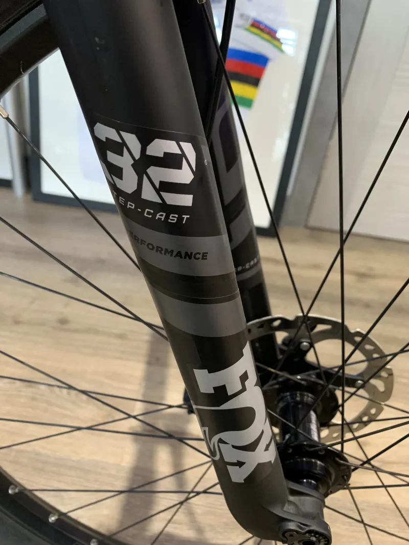 Trade-In Specialized Chisel Mountain Bike Medium in Red-2