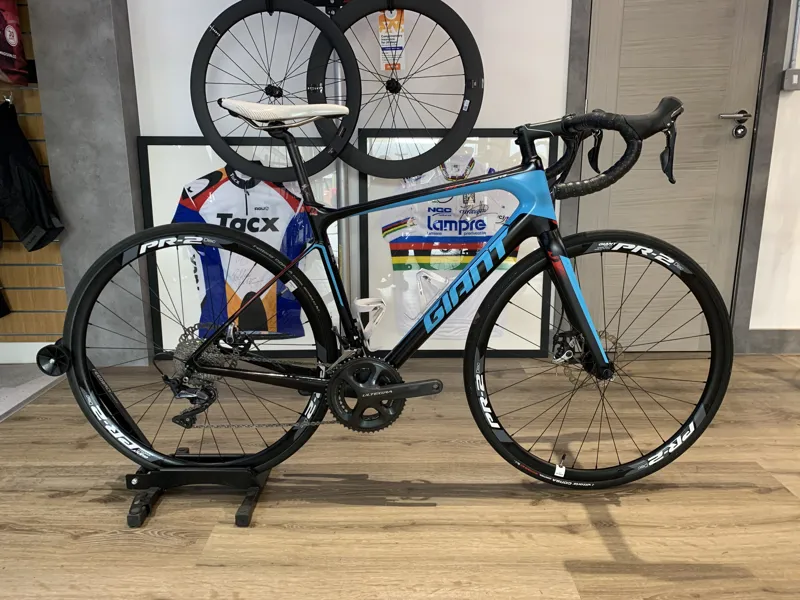 Trade-In Giant Defy Advanced 1 Carbon Road Bike Medium in Black/Blue